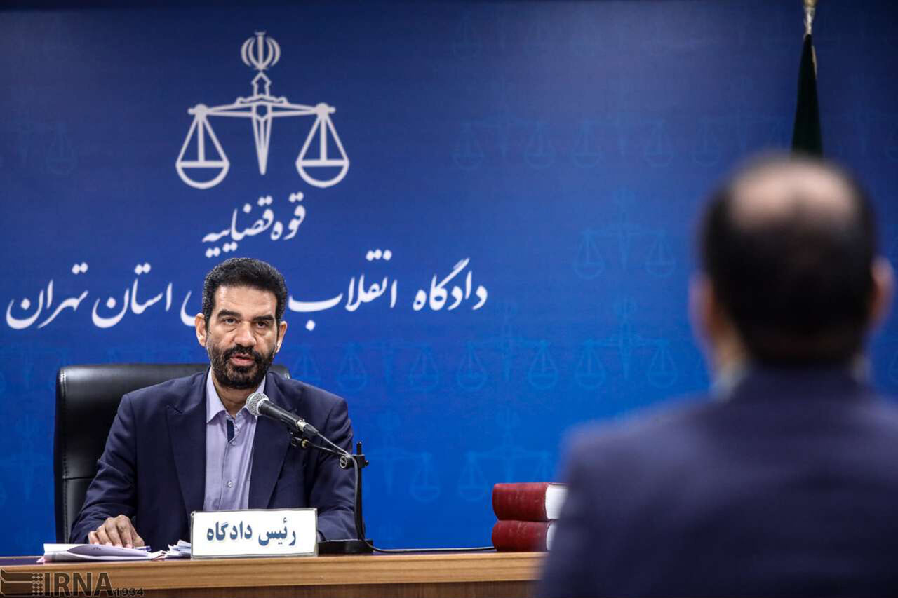 استاد دانشگاه: برخی مسئولان حتی یک بار قانون را مطالعه نکرده اند