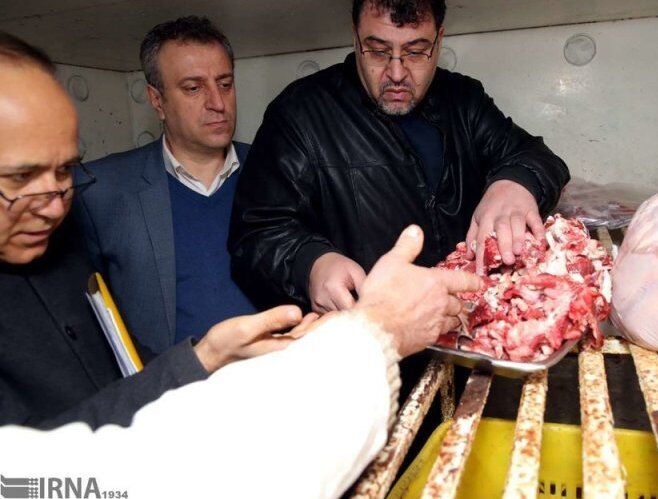 رئیس گشت های تعزیرات:  ٢۵٠ کیلو گوشت مظنون به فساد در ترمینال غرب تهران کشف شد