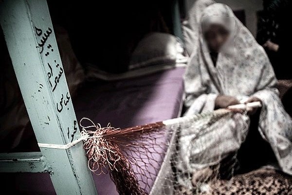 درخت خرمالو پیرزن را به بند کشید/نیکوکاران بشتابند