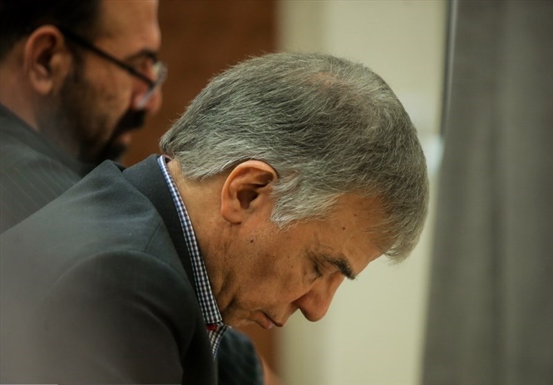 «خط دادن» به سبک عباس ایروانی در جلسه دادگاه + عکس