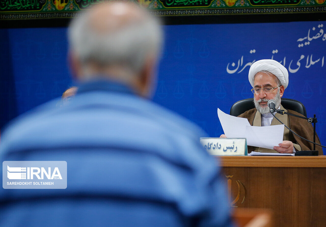قاضی موحدی آزاد در دادگاه مفاسد اقتصادی:  بانک برای ارائه ۲۲۰ میلیون درهم تسهیلات کپی شناسنامه هم نگرفته است
